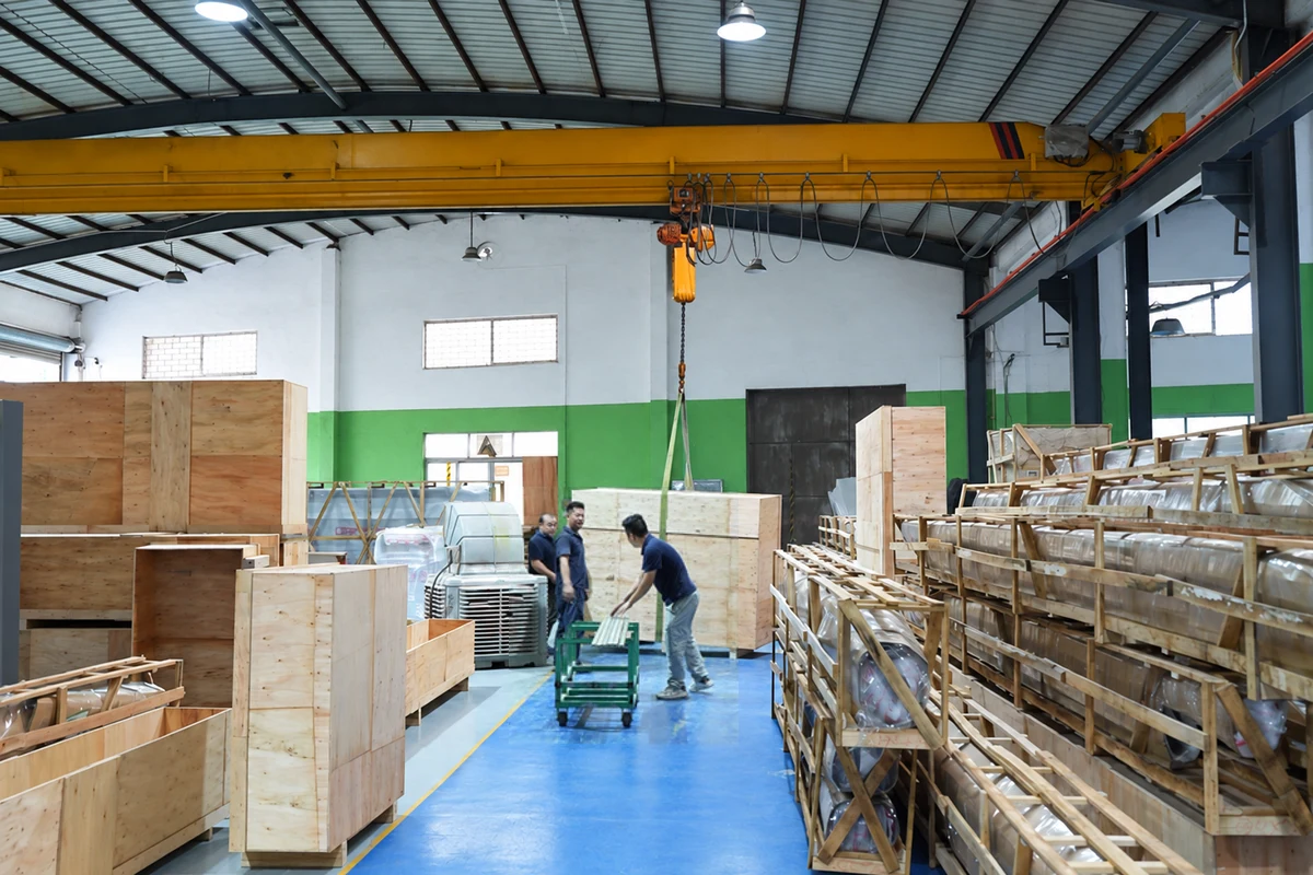 Das CAIMEN Team bei der Arbeit im Verpackungsbereich