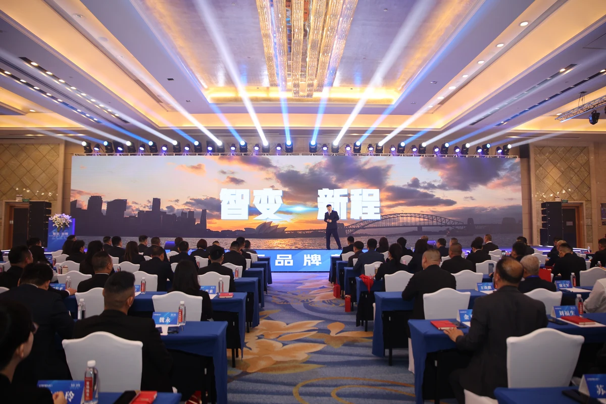 مشاركون يستمعون إلى عرض في ملتقى CAIMEN لعام 2025