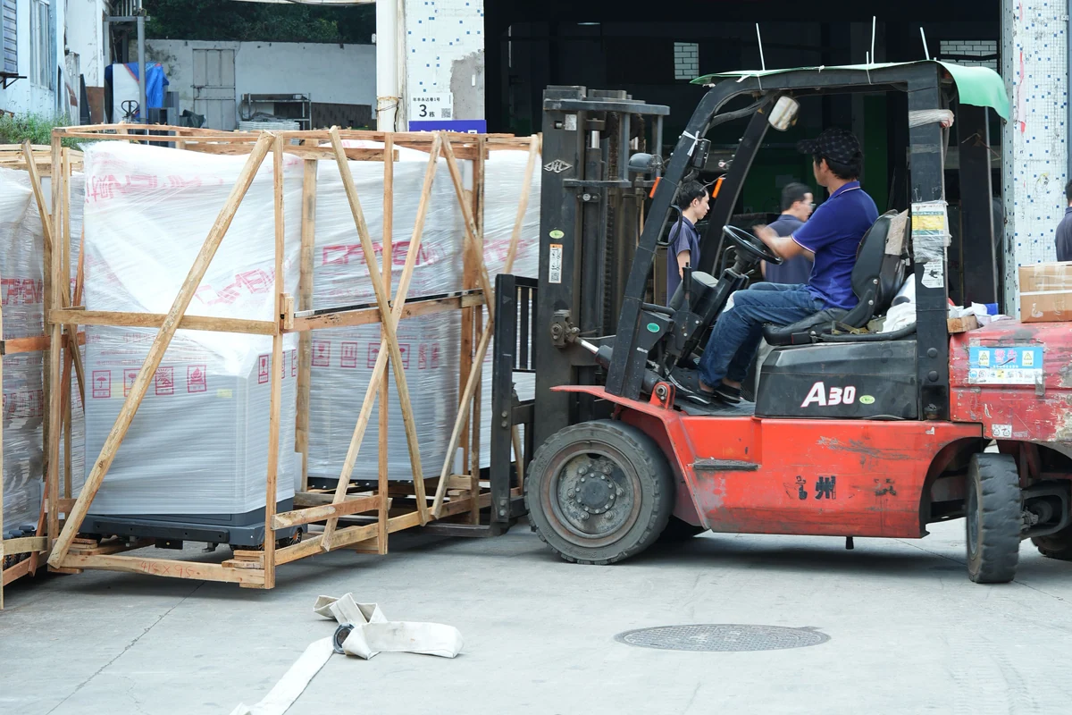 Verpackte Tore neben dem Ladefahrzeug