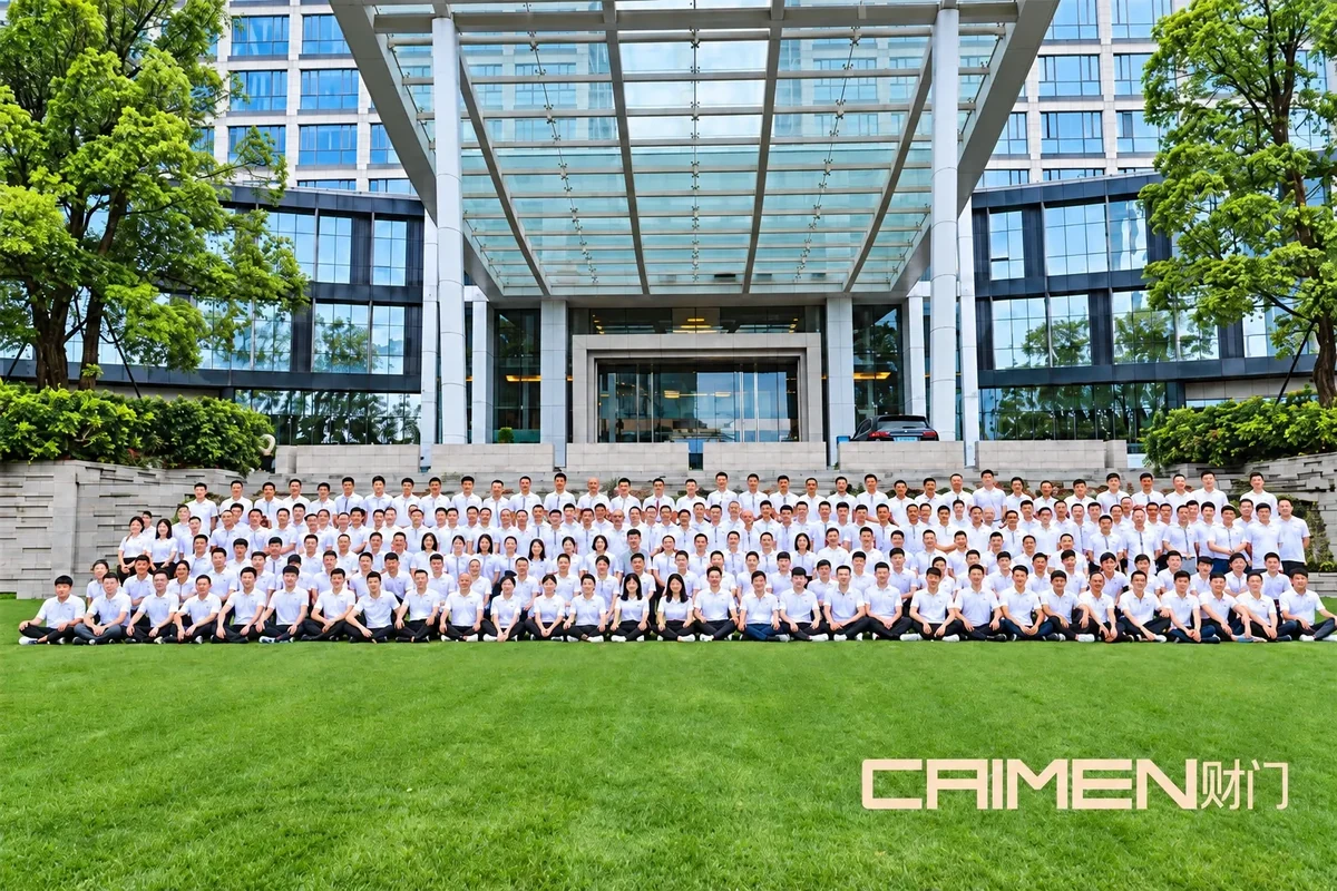صورة جماعية لفريق CAIMEN.