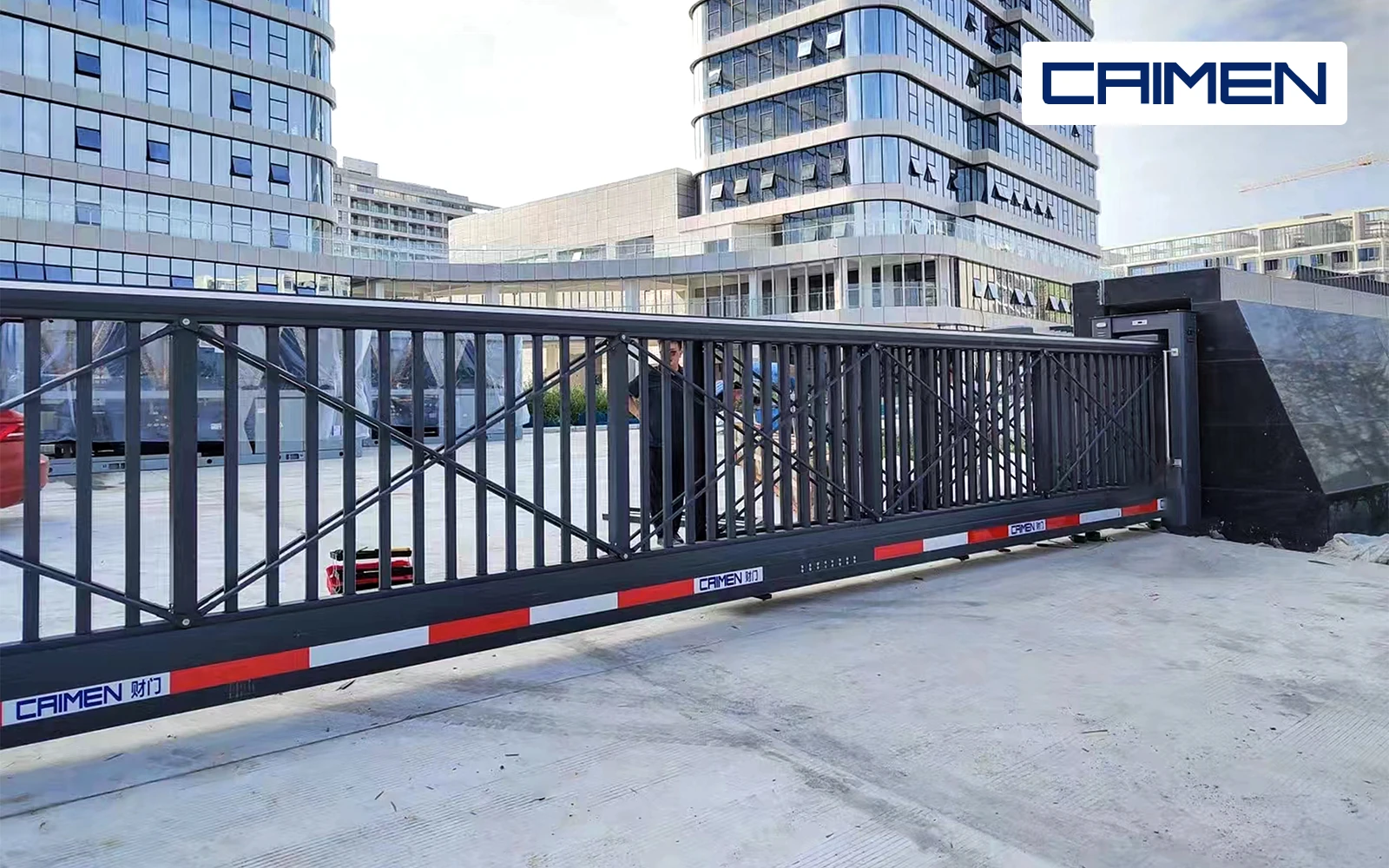 Cantilever sliding gate spanning an entrance between commercial buildings
