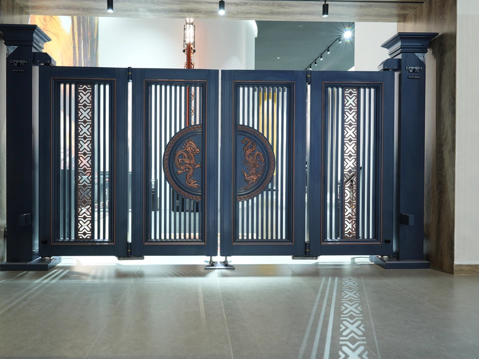 Dekoratives Drehtor und Fußgängereingang im CAIMEN Ausstellungsraum.