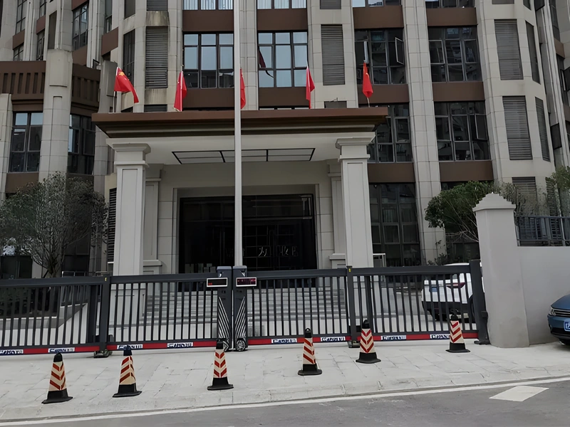 Portails coulissants noirs à une entrée de bâtiment à plusieurs voies