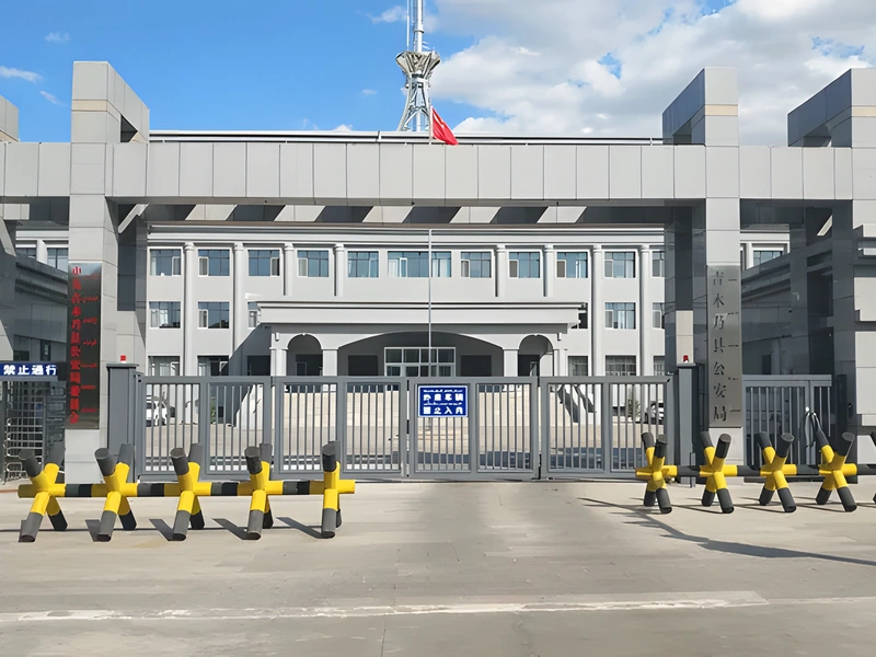Portail coulissant de véhicules à l'entrée d'un établissement sécurisé