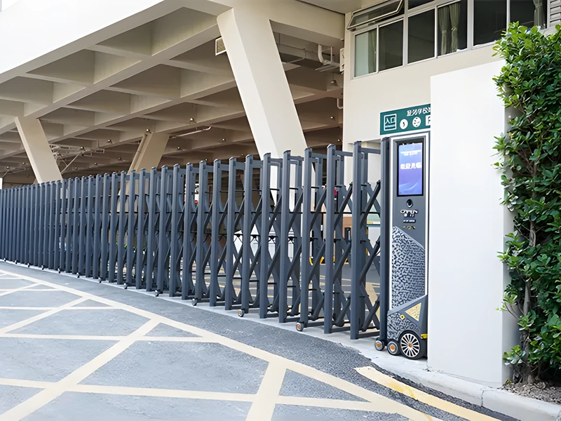 Portail extensible près d'un équipement de transport moderne