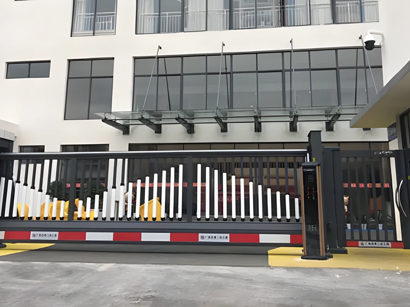 Portail autoportant à une entrée de véhicules d'un bâtiment