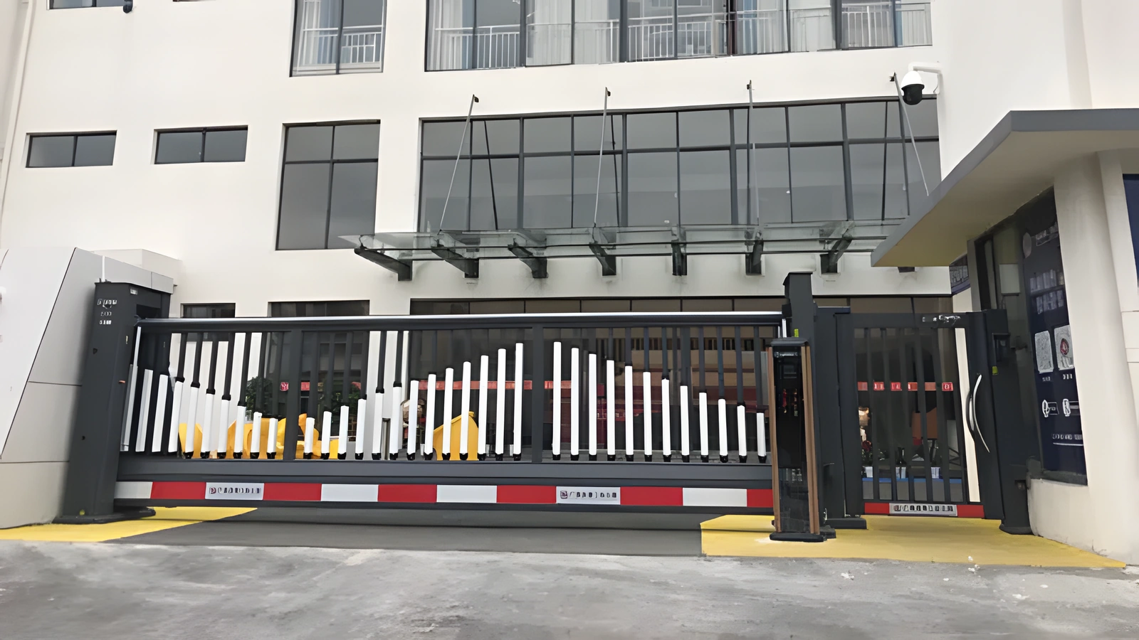 Portail autoportant à une entrée de véhicules d'un bâtiment