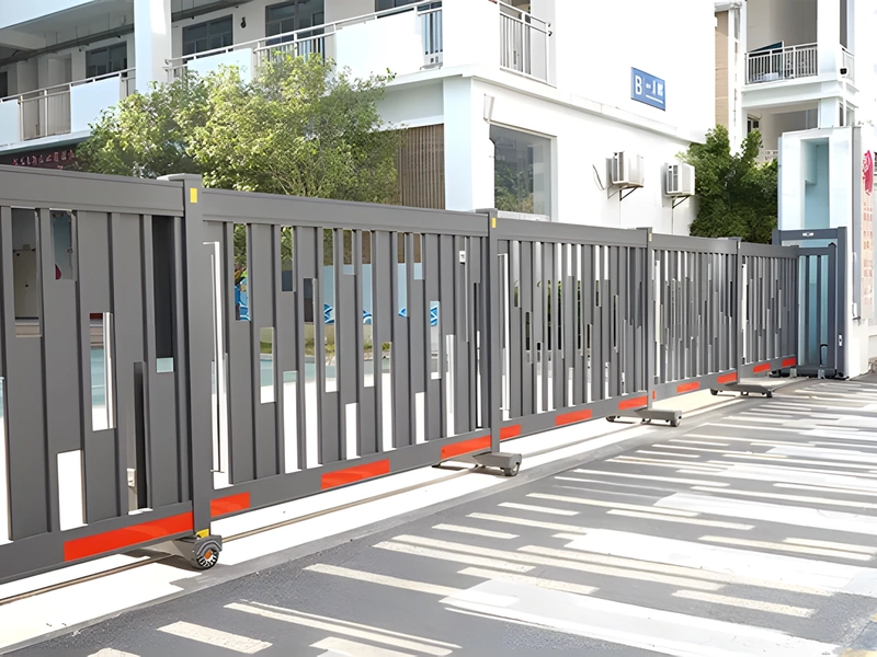 Portail télescopique sur une allée moderne
