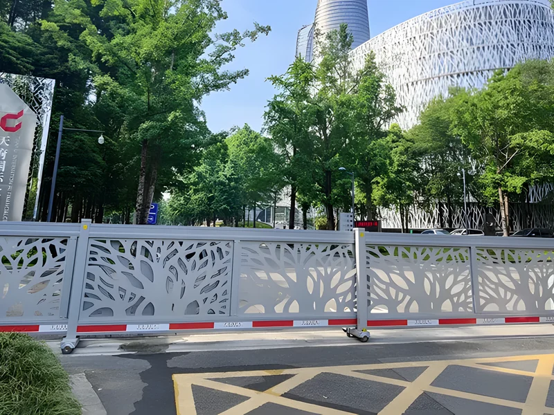 Portail télescopique décoratif à l'entrée d'un ensemble paysagé