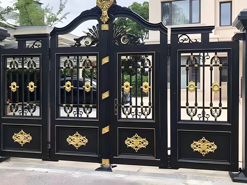 Portail battant ornemental à une entrée résidentielle privée