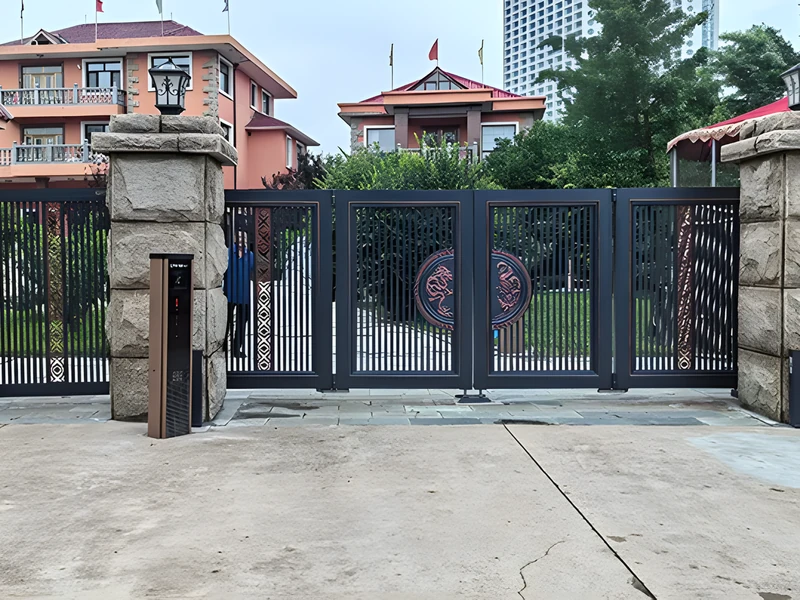 Portail battant automatique à l'allée d'une villa