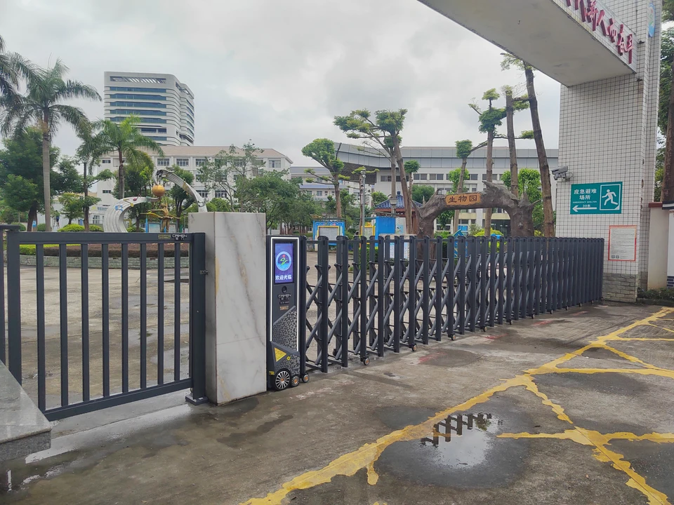 Extensible en la entrada de una propiedad ajardinada